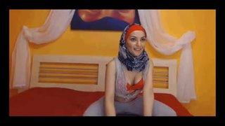أجمل شرموطة محجبة تلعب بكسها وتغري الشباب على الويب كام ...