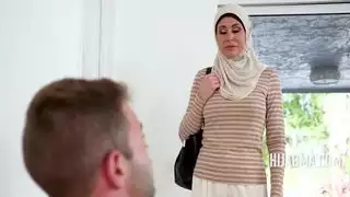 زوجة مسلمة تغش مع مساعدها الأمريكي الحجاب