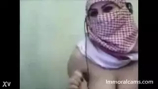 فتاة عربية تظهر الثدي على كاميرا ويب