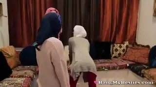 فاتنة في سن المراهقة العربية قرنية تتحدى دينهم لمشاركة الديك الأسود الكبير