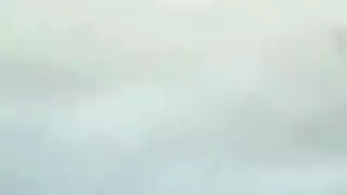 زوجة محجبة تمص الزب في السيارة حتى يقذف في بلعومها