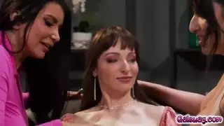 قرر رومي رين (ليكسي لونا) وسارة عربي أنهما لا يحتاجان إلى أن يحصل أصدقائهما على بعض المرح الليلة
