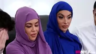 ميلف الساخنة الحجاب لها علاقة تحطيم كس