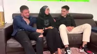 فتاة عربية لا تخلع حجابها حتى تحصل على اختراق مزدوج علياء ياسين