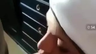 محجبة خبرة في رضاعة زب مختون بدون ماتستعمل ايدها