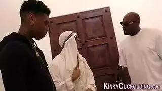 الزوج الخليجي الديوث يحضر شابين زنوج لمضاجعة زوجته الساخنة أمامه