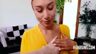 زوجة الأب العربية في الحجاب تعتني بابن الزوج