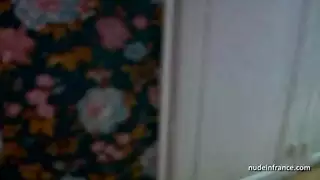 امرأة سمراء صغيرة في سن المراهقة الاستمناء مع لعبة الجنس الوردي ، في المطبخ ، في وقت متأخر من الليل