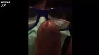 فتاة عربية محصورة تمتص الحجر الصحي لفيروس كورونا كوفيد