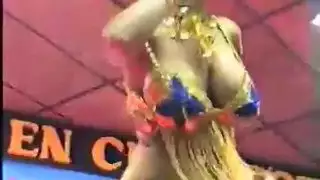 العربية مفلس على خشبة المسرح الرقص