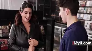 رأيتك تراقبني آخر مرة كنت هنا مع زوجي