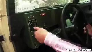 اثنين من الاطفال العرب تمتص الديك