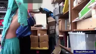 السارق العربي في سن المراهقة الجوفاء من قبل ضابط