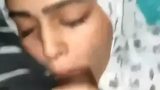 شابة مسلمة وقحة الحصول على نائب الرئيس في جميع أنحاء وجهها بعد أن تمتص الديك