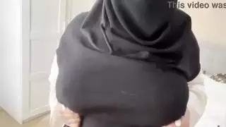 وأظهرت زوجة الصديق العربية الثدي