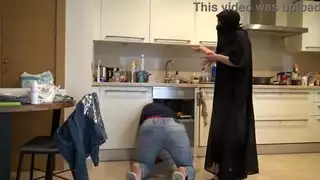 السباك البريطاني الملاعين الجفون المسلمين في مطبخها