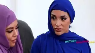 حتى ستيفن (الجبهة تجعل الأمر مسألة عائلية) فيفيان ديسيلفا، مصر الرسمية، إيثان سيكس، مايك أوكس