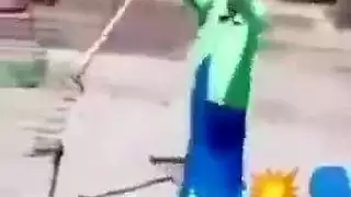 امرأة تحلق مع تعليق باللغة العربية
