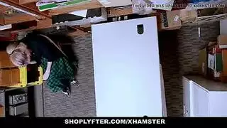 رجل الأمن ينيك مراهقة بيضاء على طاولة التحقيق بعد أن ضبطها تسرق