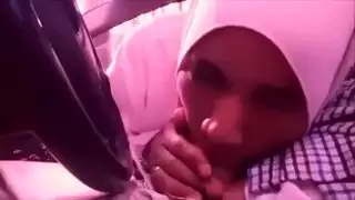 محجبة تمص امريكي حتى القذف في حلقها النجس