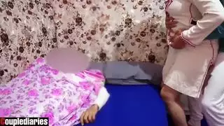 الحجاب العربي زوجة الغش هي تمارس الجنس مع صديق بينما زوجها