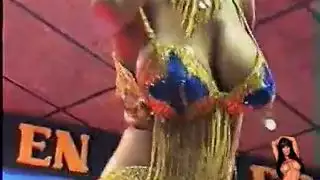 فتاة عربية عارية من السودان، تظهر جسدها وتلعب مع بوسها على عرض الرقص العربي في