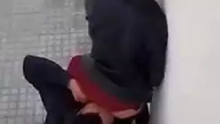 مراهقون عرب يحاولون ممارسة الجنس في مكان عام