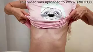 هذه العاهرة الجميلة والحسية للغاية تمتص الديك جيدًا