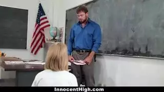 هذا الطالب يتلاعب بك لممارسة الجنس معها على الفور