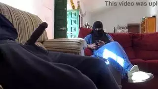 امرأة تركية لا تخاف عندما يعرض صديق زوجها قضيبه الأسود الكبير