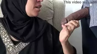 زوجة عربية مفلس تطلب قواد في لندن !!!
