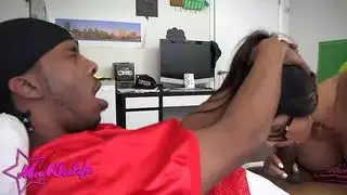 لممارسة الجنس عن طريق الفم! إنها تعرف كيف تمتص قضيب كبير