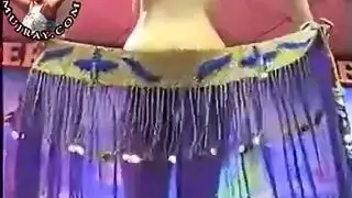 رقص عارية عربي على الساحة العامة