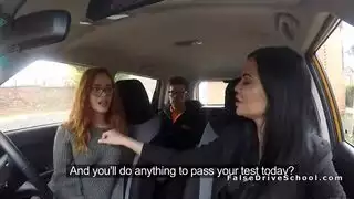يحصل مارس الجنس رجل في سيارته الشخصية مع اثنين من نصائح رائع