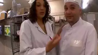 النادلة العربية تضاجع الشيف في مطعمه !!! الهواة الفرنسية