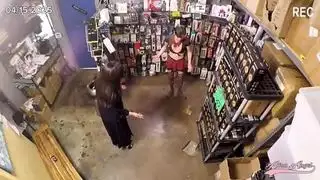 الينا انجل عاقبت الموظف من طيزه
