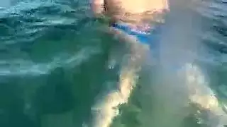 التقاطات العامة فتاة على الشاطئ