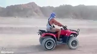 حاليا في إجازة في مصر، هذا فيديو لي وأنا أركب الدراجات الرباعية عبر الصحراء؟؟