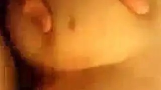 امرأة سمراء متعة، الحوت إلسا على وشك الحصول على مارس الجنس من الصعب، في المرحاض الرطب.