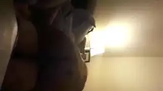 الأميرة العربية تركب شقيقها إلى