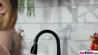الأخ غير الشقيق مارس الجنس مع أخوات غير شقيقات في الديك الرومي وتمتعت فاتنة بالشغف في الغوص