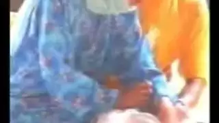 بنت محجبة بلوجوب في الطبيعة