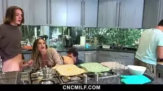 أنا أشعر بالشبع في عيد الشكر هذا، وهو ليس الديك الرومي