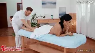 تبادل الأدوار على طاولة التدليك سكس مترجم