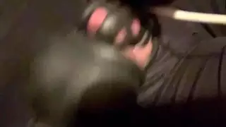 علق مسمار في الأسود يصبح غريبًا مع مؤخرته وهزازه