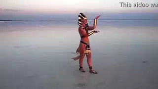 قم بالمشي على ضفاف بحيرة إلتون المالحة على الطراز المصري