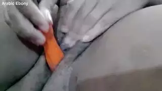 فتاة عربية من خشب الأبنوس تمارس العادة السرية بأدوات ميكانيكية