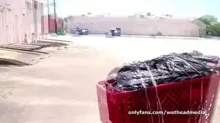 الأبنوس تمتص في الأماكن العامة