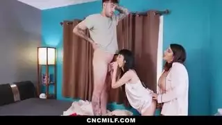زوجة الأب تبني علاقة قوية مع ابنة زوجها وصديقها