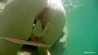 طالبة أسترالية شقراء تخرج من المياه و حبيبها يفتح طيزها البكر على الشاطئ